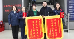 【市城市燃熱集團(tuán)富泰熱力】防疫助學(xué)獻(xiàn)愛心  贈旗寫信表深情